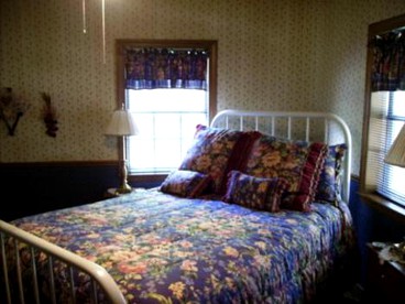 Charming Southern-Style Lakeside Cottage in Breaux Bridge, Louisiana - Breaux Bridge, Louisiana - glamping.directory
