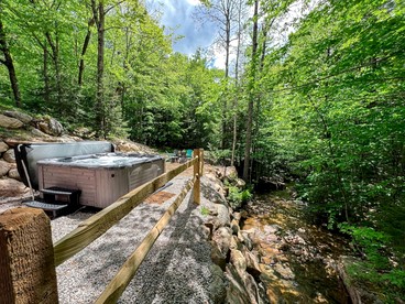 Forest Cabin Beautifully Design with Jacuzzi and Game Room in New Hampshire - Bartlett, New Hampshire - glamping.directory