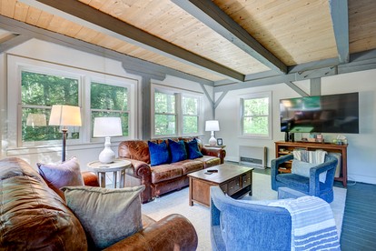 Forest Cabin Beautifully Design with Jacuzzi and Game Room in New Hampshire - Bartlett, New Hampshire - glamping.directory