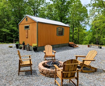 Peaceful Multi-Unit Retreat Offers The Perfect Blend Of Comfort And Nature On A Scenic Ridge Beside The Tuckasegee Sylva North Carolina - Sylva, North Carolina - glamping.directory