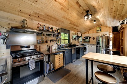 Peaceful Multi-Unit Retreat Offers The Perfect Blend Of Comfort And Nature On A Scenic Ridge Beside The Tuckasegee Sylva North Carolina - Sylva, North Carolina - glamping.directory