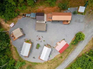 Peaceful Multi-Unit Retreat Offers The Perfect Blend Of Comfort And Nature On A Scenic Ridge Beside The Tuckasegee Sylva North Carolina - Sylva, North Carolina - glamping.directory
