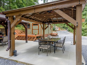 Peaceful Multi-Unit Retreat Offers The Perfect Blend Of Comfort And Nature On A Scenic Ridge Beside The Tuckasegee Sylva North Carolina - Sylva, North Carolina - glamping.directory
