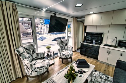Incredible Houseboat for a Unique Romantic Getaway in Merritt Island, Florida - Merritt Island, Florida - glamping.directory
