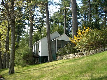Lakefront Cottage Getaway with Lovely Views on Lake Winnipesaukee, New Hampshire - Moultonborough, New Hampshire - glamping.directory