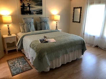 Wine Country Cottage Overlooking the Lake in Starkey, New York - Starkey, New York - glamping.directory