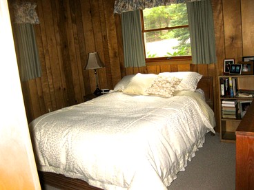 Rustic Waterfront Getaway on Lake Wallenpaupack near Delaware River in Pennsylvania - Lakeville, Pennsylvania - glamping.directory