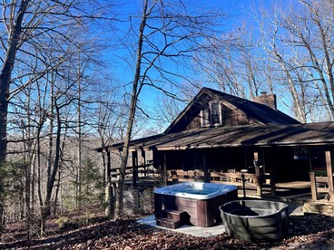 Impressive Cozy Cabin with Hot-tub in Franklin, Tennessee - Franklin, Tennessee - glamping.directory