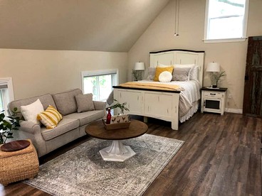 Cozy Farmhouse Loft Retreat with Garage & Scenic Views in Siloam Springs, Arkansas - Siloam Springs, Arkansas - glamping.directory