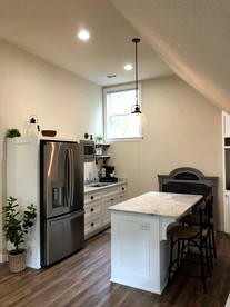 Cozy Farmhouse Loft Retreat with Garage & Scenic Views in Siloam Springs, Arkansas - Siloam Springs, Arkansas - glamping.directory