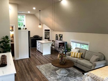 Cozy Farmhouse Loft Retreat with Garage & Scenic Views in Siloam Springs, Arkansas - glamping.directory