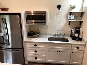 Cozy Farmhouse Loft Retreat with Garage & Scenic Views in Siloam Springs, Arkansas - Siloam Springs, Arkansas - glamping.directory