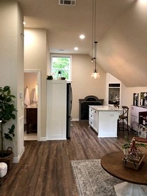 Cozy Farmhouse Loft Retreat with Garage & Scenic Views in Siloam Springs, Arkansas - Siloam Springs, Arkansas - glamping.directory