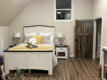 Cozy Farmhouse Loft Retreat with Garage & Scenic Views in Siloam Springs, Arkansas - Siloam Springs, Arkansas - glamping.directory