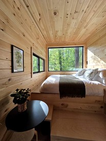 Minimalist Escape for 2 in a Cozy Cabin with Serene Vibes in Pennsylvania - Quakertown, Pennsylvania - glamping.directory