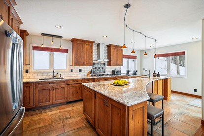 Incredible Family Cabin with Hot Tub and Mountain Views near Ski Slopes of Breckenridge, Colorado - Breckenridge, Colorado - glamping.directory