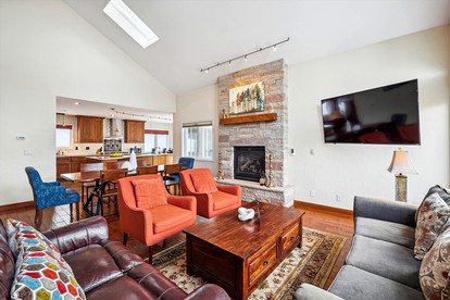 Incredible Family Cabin with Hot Tub and Mountain Views near Ski Slopes of Breckenridge, Colorado - Breckenridge, Colorado - glamping.directory
