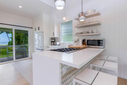 Beach Cottage with Spa, Private Equipped Deck Perfect for Surfing in Hanalei, Hawaii - Hanalei, Hawaii - glamping.directory