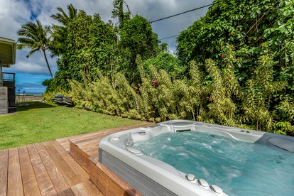 Beach Cottage with Spa, Private Equipped Deck Perfect for Surfing in Hanalei, Hawaii - Hanalei, Hawaii - glamping.directory