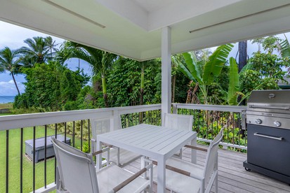 Beach Cottage with Spa, Private Equipped Deck Perfect for Surfing in Hanalei, Hawaii - Hanalei, Hawaii - glamping.directory