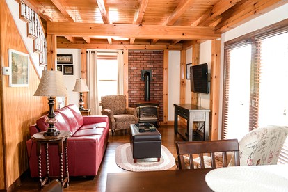 Lakefront Cabin Getaway near Columbia, Kentucky - Columbia, Kentucky - glamping.directory