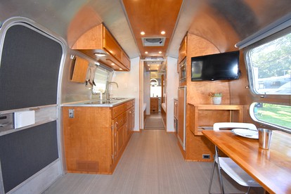 Classy Airstream Land Yacht Rental with Modern Amenities near Gatlinburg, Tennessee - Sevierville, Tennessee - glamping.directory