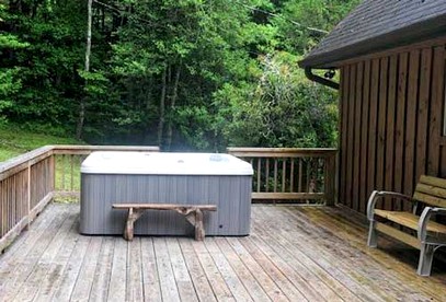 Cabin Rental with a Hot Tub near the Nantahala River, North Carolina - Robbinsville, North Carolina - glamping.directory