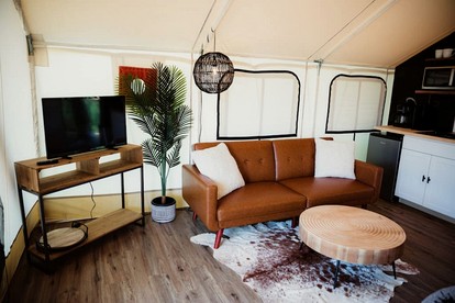 Incredible Safari Tent with Hot-tub, Fire Pit and Sauna in Cadiz, Kentucky - Cadiz, Kentucky - glamping.directory