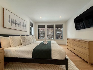 Modern Alpine Retreat with Private Hot Tub and Fireplace in North Conway, New Hampshire - North Conway, New Hampshire - glamping.directory