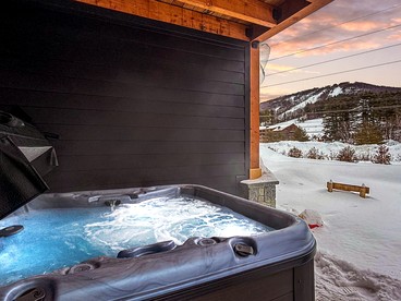 Modern Alpine Retreat with Private Hot Tub and Fireplace in North Conway, New Hampshire - North Conway, New Hampshire - glamping.directory