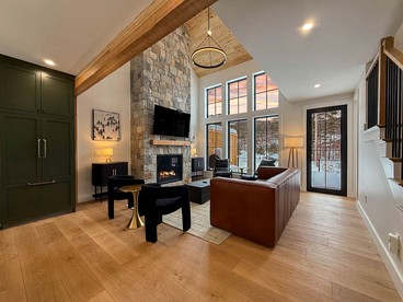 Modern Alpine Retreat with Private Hot Tub and Fireplace in North Conway, New Hampshire - North Conway, New Hampshire - glamping.directory