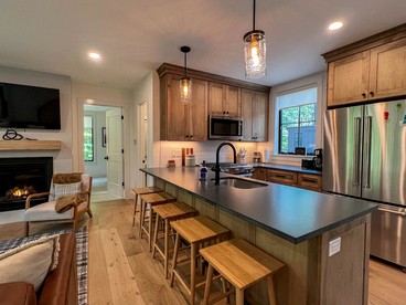 Modern Alpine Retreat with Private Hot Tub and Fireplace in North Conway, New Hampshire - North Conway, New Hampshire - glamping.directory