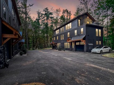 Modern Alpine Retreat with Private Hot Tub and Fireplace in North Conway, New Hampshire - North Conway, New Hampshire - glamping.directory