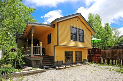 Lovely Cottage with Outdoor Picnic Space and Jacuzzi in Breckenridge, Colorado - glamping.directory