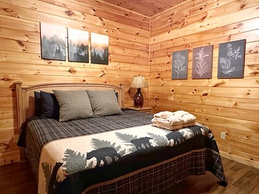 Spacious Mountain Cabin with Hot Tub & Game Room near Downtown Gatlinburg, Tennessee - Pigeon Forge, Tennessee - glamping.directory