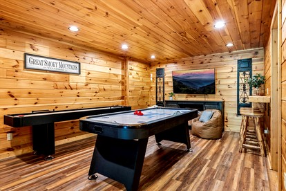 Spacious Mountain Cabin with Hot Tub & Game Room near Downtown Gatlinburg, Tennessee - Pigeon Forge, Tennessee - glamping.directory
