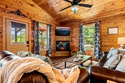 Spacious Mountain Cabin with Hot Tub & Game Room near Downtown Gatlinburg, Tennessee - Pigeon Forge, Tennessee - glamping.directory