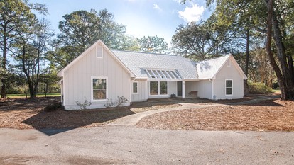 Modern Cottage with Endless Outdoor Activities in Pawleys Island, South Carolina - glamping.directory