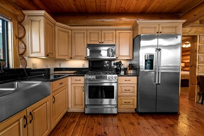 Impressive Sunset Sights in this Secluded Wooden Cabin with All Commodities in Big Bear Lake, California - Big Bear Lake, California - glamping.directory