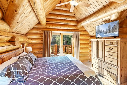 Impressive Sunset Sights in this Secluded Wooden Cabin with All Commodities in Big Bear Lake, California - Big Bear Lake, California - glamping.directory