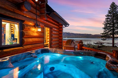 Impressive Sunset Sights in this Secluded Wooden Cabin with All Commodities in Big Bear Lake, California - Big Bear Lake, California - glamping.directory