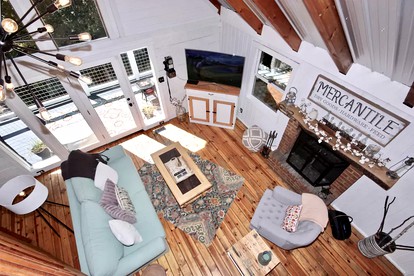 Stunning Cabin with an Outdoor Hot Tub near Gatlinburg, Tennessee - Gatlinburg, Tennessee - glamping.directory