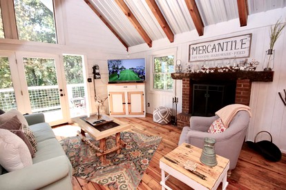 Stunning Cabin with an Outdoor Hot Tub near Gatlinburg, Tennessee - Gatlinburg, Tennessee - glamping.directory