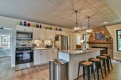 Renovated Bungalow with Panoramic Sunset Views near Black Mountain, NC - Black Mountain, North Carolina - glamping.directory