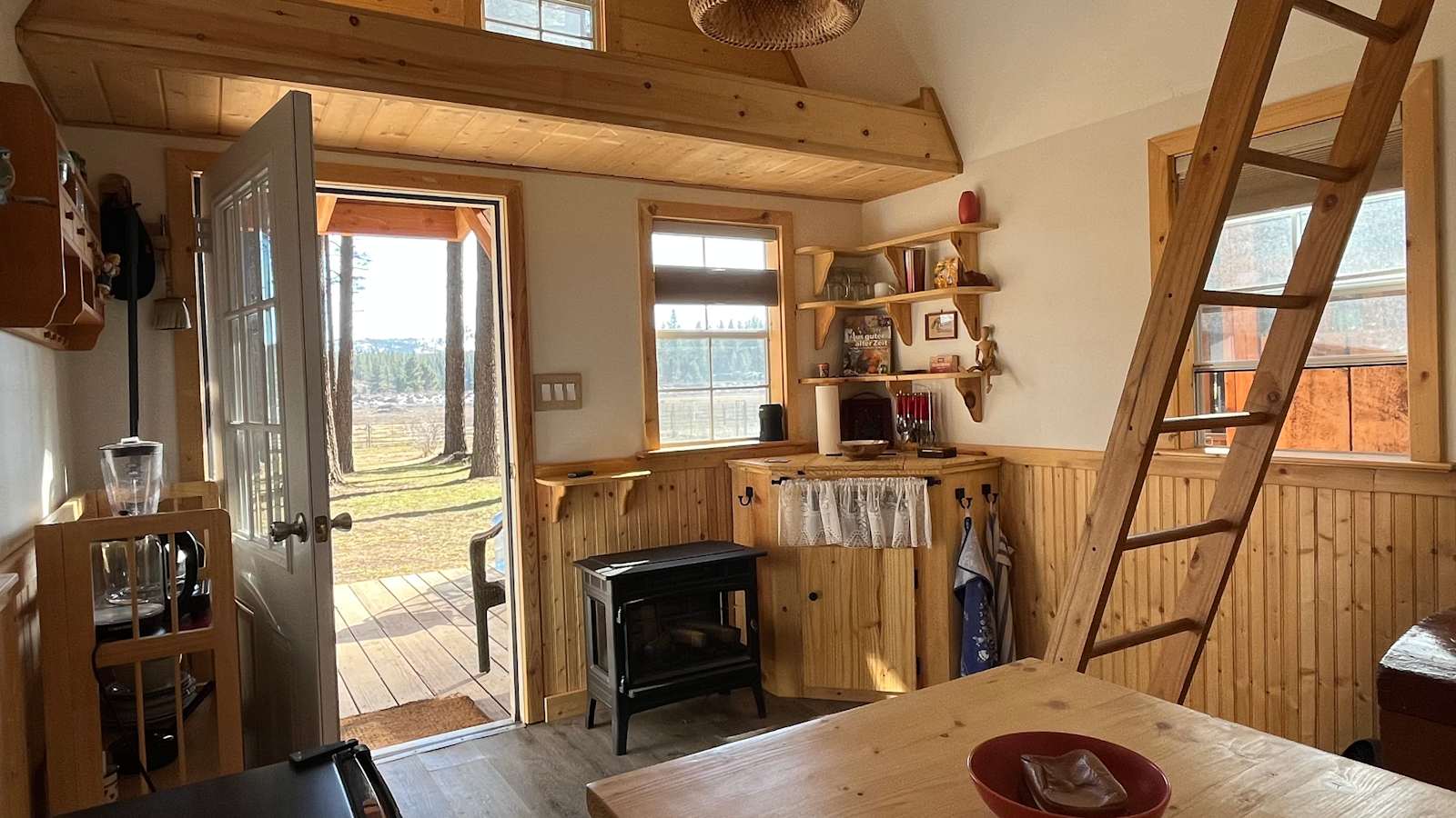 Lena's Landing- A Cozy Cabin - Portola, California - glamping.directory