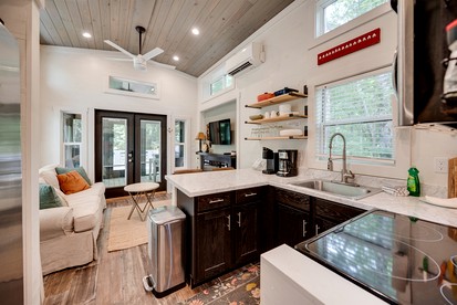 Gorgeous Cottage with Fire Pit and Barbecue in Tracy City, Tennessee - Tracy City, Tennessee - glamping.directory