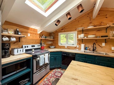 Spacious Cabin Retreat Near Attitash Mountain in Bartlett, New Hampshire - Bartlett, New Hampshire - glamping.directory