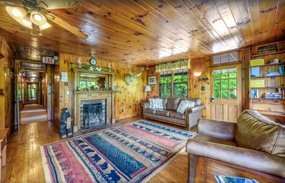 Magnificent 26-Person Vacation Rental in Sevierville, Tennessee - The Ultimate Glamping Site near Pigeon Forge - Sevierville, Tennessee - glamping.directory