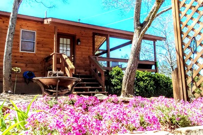 Charming Cabin with Views of the Great Smoky Mountains in Whittier, North Carolina - Whittier, North Carolina - glamping.directory