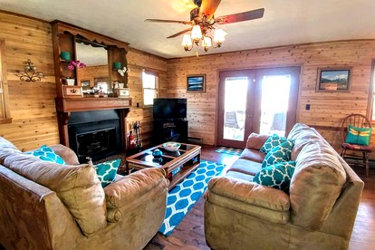 Charming Cabin with Views of the Great Smoky Mountains in Whittier, North Carolina - Whittier, North Carolina - glamping.directory